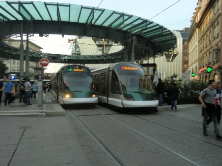 An A-Line tram arrives at Homme de Fer station as a D-Line tram for the opposite direction waits at the in the opposite platform.  Photo: Franz Roski.