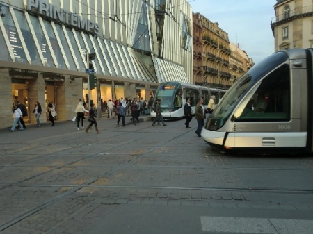 Major crossing of different tram routes near Homme de Fer.  Photo: Franz Roski.